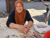 قصة كفاح أم إسلام.. 40 سنة تعمل فى تنظيف الأسماك بسوق رأس البر.. فيديو
