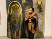 رحلة داخل التاريخ والرموز فى عمل محمد طارئ بصالون الشباب