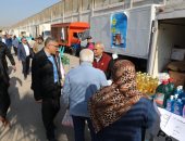 محافظ الجيزة لزائرى سوق اليوم الواحد: جايين نخدمكم ونرفع الأعباء عن كاهلكم