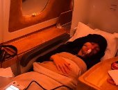 منى فاروق على جهاز التنفس بالطائرة وصفحتها تطلب من الجمهور الدعاء 