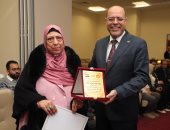 وزير العمل يكرم موظفين بلغوا سن التقاعد بديوان الوزارة والمديريات