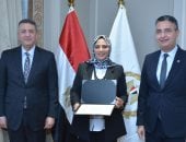 وزير التموين والتجارة الداخلية يُكرّم وكيل وزارة التموين بالإسماعيلية 