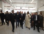 محافظ القاهرة يسلم محلات بسوق العاشر الجديد للباعة الجائلين بمدينة نصر