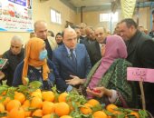 تخفيضات تصل 35 %.. محافظ كفر الشيخ يمد سوق "اليوم الواحد" بسيدى سالم ليوم إضافى