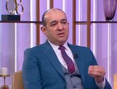 إزاى تحافظ على عينك لو بتستخدم الكمبيوتر باستمرار؟.. أستاذ طب وجراحة العيون بالأزهر يوضح