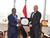 وزير العمل يلتقي سفير كوت ديفوار.. ويؤكد: جاهزون لتوفير عمالة مدُربة لأفريقيا