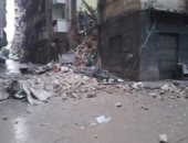 "حى وسط الإسكندرية": إزالة الأجزاء الخطرة من عقار آيل للسقوط بمحرم بك