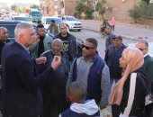 محافظ أسوان يتفقد حى المحمودية للاطمئنان على انتظام تشغيل المياه