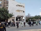 توافد المشيعين من محبي أحمد عدوية قبل وصول جثمانه لمسجد حسين صدقي بالمعادي