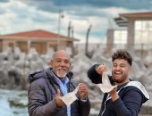 صياد من نوع خاص.. عم أمين يستخرج "دود الرملة" من الأعماق ويبيعه للصيادين