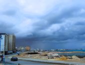 مطروح تزداد جمالا تحت المطر.. الطبيعية الخلابة والغيوم والأمطار تشكل لوحات طبيعية ساحرة.. هدوء الشتاء أكثر روعة من زخم المصيف.. مشاهدة البحر وتأمل الطبيعة الشتوية يزيد الراحة الذهنية والنفسية ويجدد النشاط.. صور