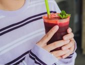 كوب عصير بنجر بالموز يعيد نشاطك ويزيد من تركيز ابنك أثناء المذاكرة