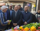 محافظ القاهرة يفتتح سوق اليوم الواحد بروض الفرج بتخفيضات 20%