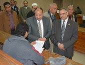 نائب رئيس جامعة الأزهر للوجه القبلي يتابع امتحانات كليات الفرع بأسيوط