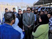 محافظ سوهاج يتفقد موقف سيارات حى الكوثر الجديد ويوجه بمد ساعات عمل بعض الخطوط