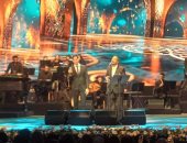 علي الحجار ونجله أحمد يقدمان أغنية اكرمنا يا رب في حفل 100 سنة غنا