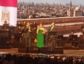 علي الحجار ونجله وأنوشكا يختتمون حفل 100 سنة غنا بأغنية كلمة وطن