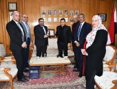 جامعة حلوان تستقبل وفداً من جامعة العلوم التطبيقية الأردنية لتعزيز التعاون الأكاديمي المشترك