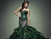 الريش والجلد موضة فساتين شتاء 2025.. خليكى مميزة