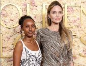 بعد خسارتها جائزة الأفضل.. شاهد إطلالة أنجلينا جولي وابنتها في الجولدن جلوب