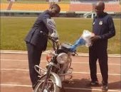 أغرب من الخيال.. "دراجة نارية" تنضم لعالم جوائز كرة القدم المدهشة