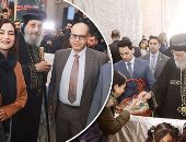 أجواء فرحة وسعادة تغمر الكاتدرائية.. آلاف المصريين يتوافدون على العباسية لتهنئة البابا تواضروس الثانى بعيد الميلاد.. توزيع الهدايا والحلوى وسط ترانيم الكورال.. وقيادات اليوم السابع في مقدمة المهنئين
