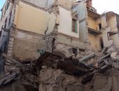 انهيار عقار خال من السكان وسقوط أجزاء بآخر دون إصابات فى العطارين بالإسكندرية