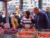 قطار سوق اليوم الواحد فى الإسكندرية يصل العامرية.. التوسع فى إقامة السوق فى 7 أحياء.. 6 أسواق أسبوعيا بالتوازى شرقا وغربا بتخفيضات تصل إلى 30%.. وانطلاق سيارات الخدمات الحكومية والطبية المجانية.. صور