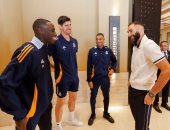 بنزيما يدعم لاعبى ريال مدريد قبل مباراة مايوركا فى السوبر الإسباني.. صور