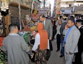 محافظ سوهاج يتفقد شوارع مركز أخميم ويوجه بإزالة الإشغالات