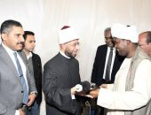 أخبار × 24 ساعة.. مشايخ حلايب يهدون وزير الأوقاف "السيف والعصا"