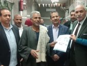 سكرتير عام سوهاج يتفقد المراكز التكنولوجية ويسلم نموذج التصالح للمواطنين.. صور