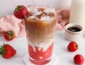 طريقة عمل لاتيه الفراولة المثلج.. مشروب منعش يجدد النشاط