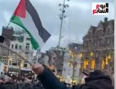 مصري يستعرض جرائم الاحتلال من قلب دام سكوير بأمستردام "فيديو"
