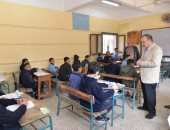 محافظ أسيوط يتفقد امتحانات أولى وثانية إعدادى ويوجه بالتصدى لمحاولات الغش