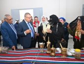 محافظ جنوب سيناء يتفقد تجهيزات المعروضات اليدوية السيناوية بمهرجان الهجن