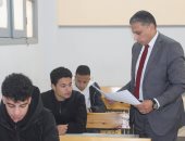 وكيل وزارة التعليم بالجيزة يوجه بتعويض وقت الطلاب حال تأخر استلام الأسئلة