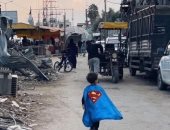 أطفال لكن أبطال.. طفل يتجول فى قطاع غزة مرتديا زى "سوبر مان"