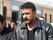 أحمد العوضي يصل مسجد المشير للمشاركة في تشييع جثمان والد ياسمين عبد العزيز