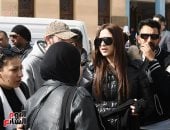 ظهرت متماسكة.. ياسمين عبد العزيز تودع جثمان والدها إلى مثواه الأخير