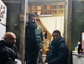 أحمد غزي مع المخرج إسلام خيري في كواليس تصوير مسلسل "قهوة المحطة"