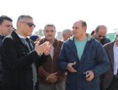 محافظ الجيزة يتفقد أعمال التطوير بمحيط المتحف المصرى الكبير والمنطقة الأثرية.. صور