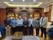 نقيب الأطباء يزور طبيب المنصورة للاطمئنان عليه بعد تعرضه لأزمة قلبية