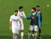 حوارات جانبية بين لاعبي الزمالك أثناء دخولهم لغرف الملابس
