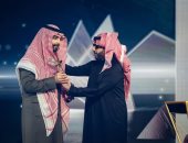 تركى آل الشيخ يهدى جائزة صناع الترفيه الماسية للشاعر بدر بن عبد المحسن