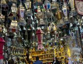 بشاير رمضان هلت.. الفوانيس بسوق المنشية فى إسكندرية أشكال وألوان.. فيديو
