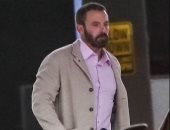 الحزن يسيطر على بن أفليك أثناء عودته لمنزله الناجى من حرائق كاليفورنيا.. صور