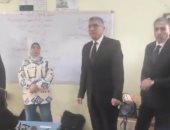 محافظ الجيزة يتفقد لجان امتحانات الشهادة الإعدادية بمدرسة الشهيد هشام شتا