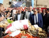 محافظ الشرقية يفتتح سوق اليوم الواحد بمدينة ههيا   