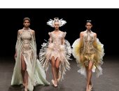 صيحات موضة غريبة ظهرت فى الأعوام السابقة وتستمر فى 2025.. الملابس الفضائية وثلاثية الأبعاد والبلاستيكية أبرزها.. الألوان المعدنية اللامعة والداكنة الجادة تفرض سيطرتها.. وتحدى قيم المجتمع أخطر أضرارها على الشباب